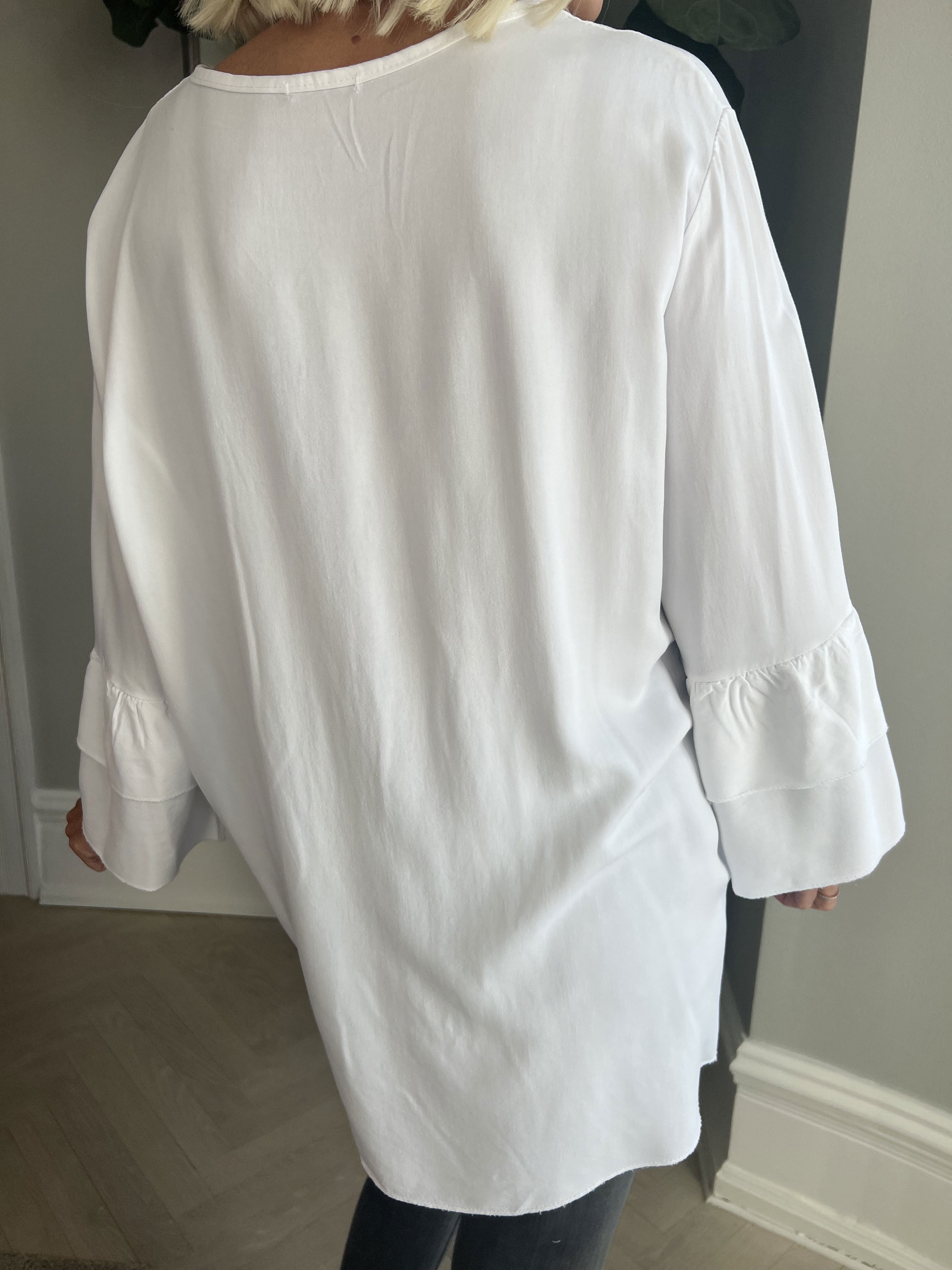 Kayla - Söt blus i viskos med volanger på ärmarna